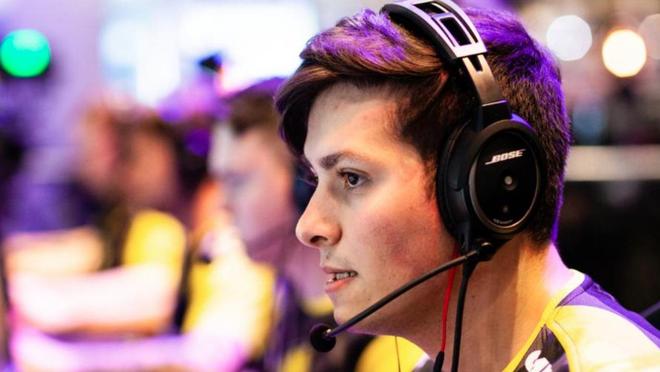 都穿着由环 都穿着由环